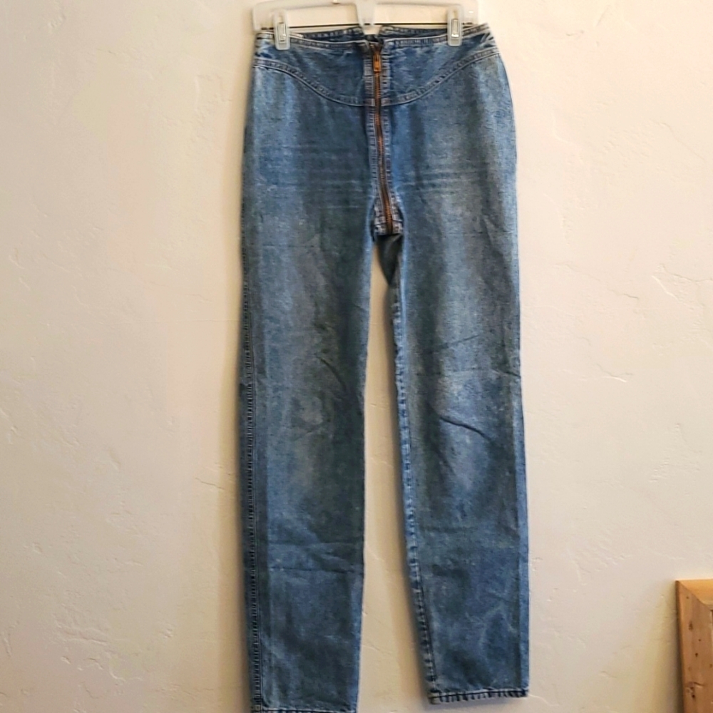 Vintage high waste rag city blues zip up and around the behind pants. Size small